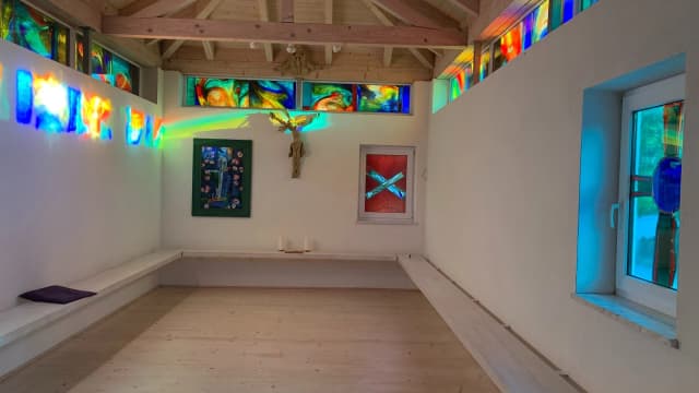 Meditationsraum der Erich-Schickling-Stiftung im Abendlicht. Glasfenster und Hinterglasbild von Erich Schickling.

#erichschickling #schicklingstiftung #erichschicklingstiftung #ottobeuren #günztal #kunststiftung #architektur #philosophie #mythologie #natur #allgaeutourist #religion #kunst #malerei #mystik #theologie #dichtung #veranstaltungen #konzerte #hinterglasmalerei #glasmalerei #glasfenster #dichtung